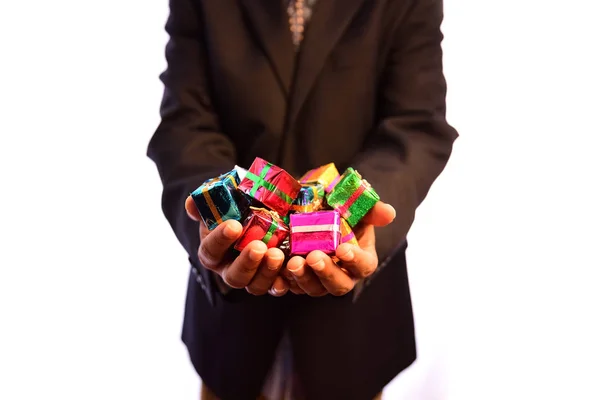 Weihnachtsgeschenke in der Hand — Stockfoto