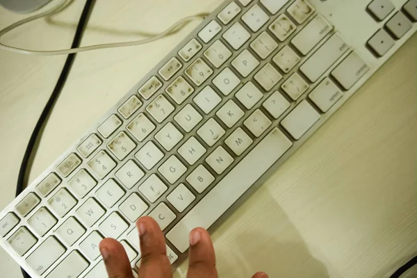 Homem trabalhando no escritório — Fotografia de Stock