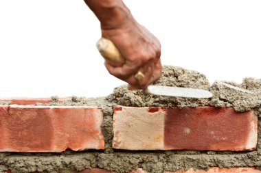 Bir tuğla duvar örün. 