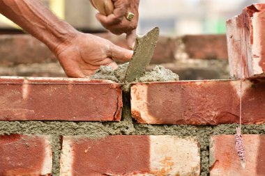 Bir tuğla duvar örün.