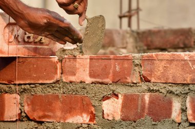 Bir tuğla duvar örün.