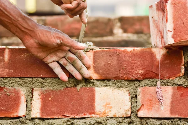 Aufbau einer Ziegelmauer — Stockfoto