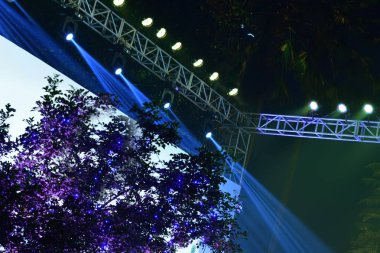 Sahne Işığı Koyu siyah Işıklara Karşı