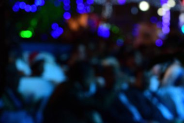 İnsanlar bir konferansta oturuyor.