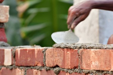 Bir tuğla duvar örün.