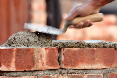 Bir tuğla duvar örün.