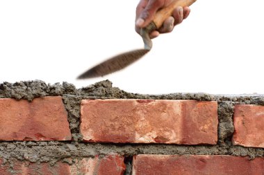 Bir tuğla duvar örün. 