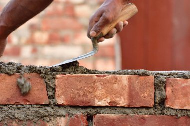 Bir tuğla duvar örün.