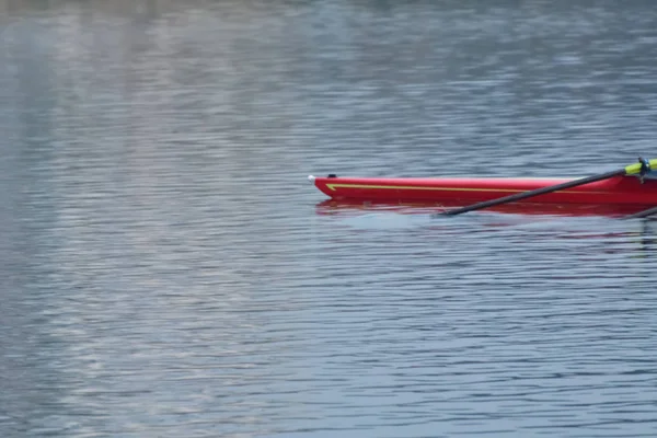 Canottaggio Kayak Sul Lago Durante Pratica — Foto Stock
