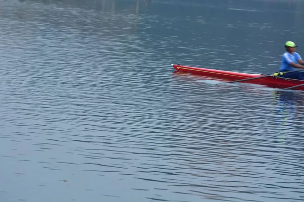 Canottaggio Kayak Sul Lago Durante Pratica — Foto Stock