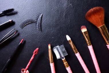 Siyah deri üzerinde makyaj seti
