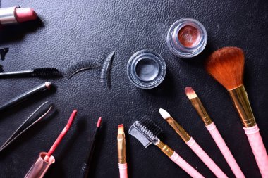 Deri üzerinde makyaj seti