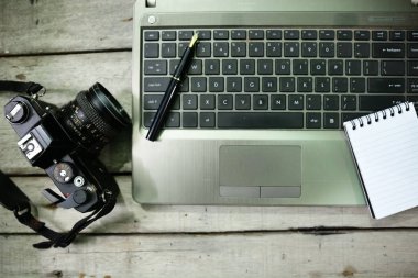 Bilgisayar klavye ve analog fotoğraf makinesi