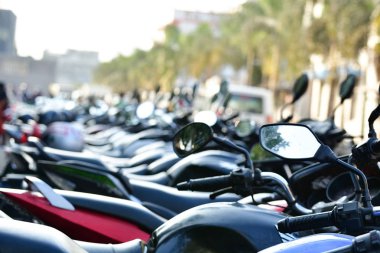 Çok fazla motosiklet park etmiş. 