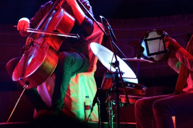 Canlı performans sahnesinde keman çalmak