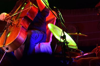 Canlı performans sahnesinde keman çalmak