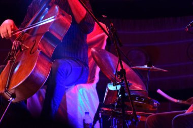 Canlı performans sahnesinde keman çalmak