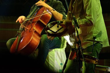 Canlı performans sahnesinde keman çalmak