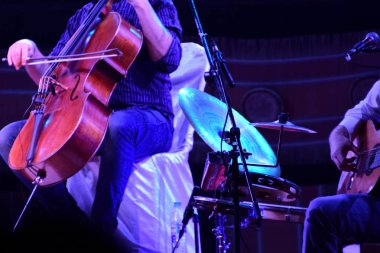 Canlı performans sahnesinde keman çalmak