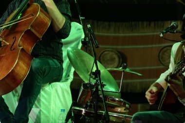 Aşamasında keman çalıyor