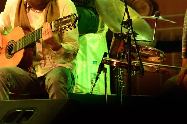 Spelar akustisk gitarr — Stockfoto