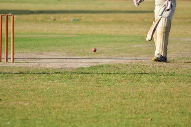 Çocuklar kriket oynuyor.