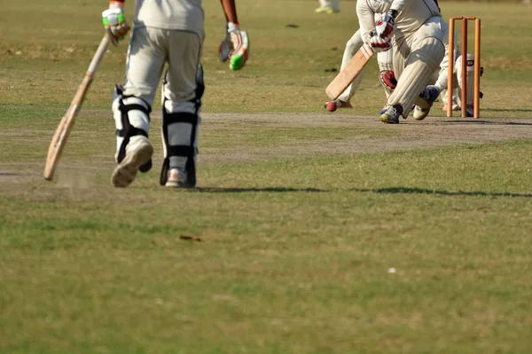 Pojkar spelar cricket — Stockfoto