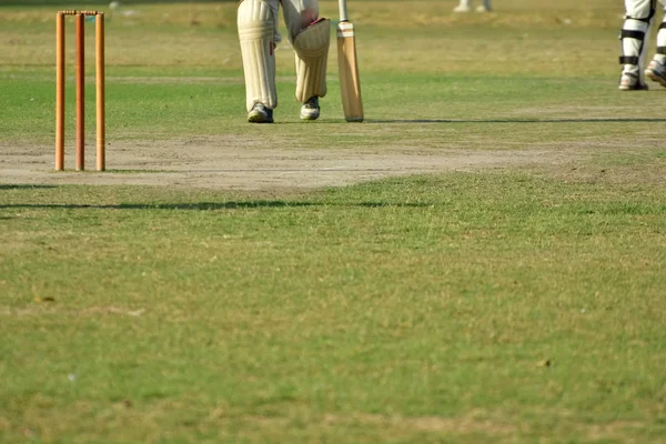 Pojkar Spelar Cricket — Stockfoto