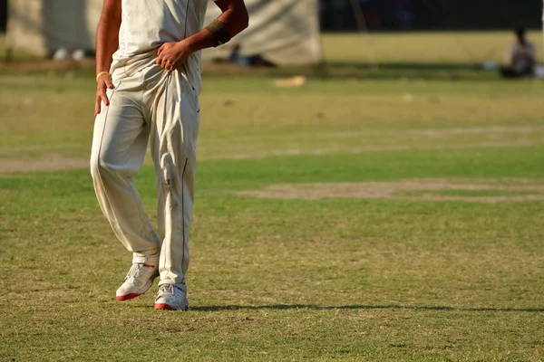 Jungen spielen Cricket — Stockfoto