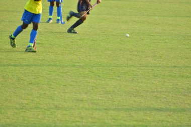 Çocuklar hokey oynuyor.