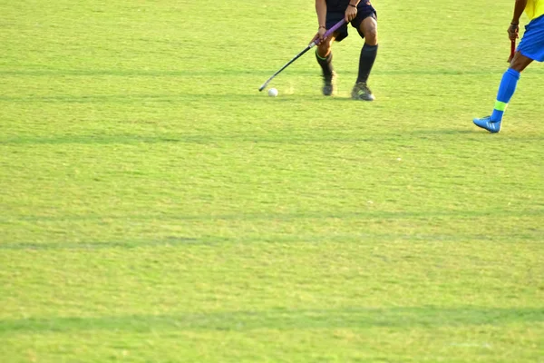 Jungen spielen Hockey — Stockfoto