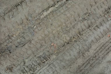 Kirli toprakta tekerlek izleri.