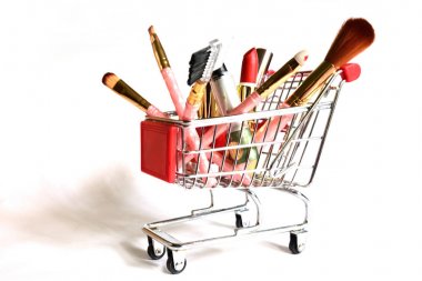 alışveriş sepeti içinde makyaj ürünleri