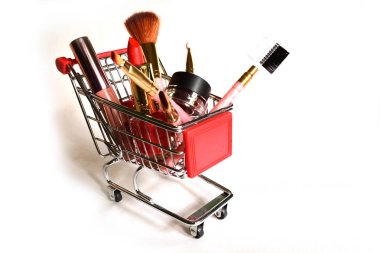 alışveriş sepeti içinde makyaj ürünleri