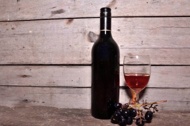 Tahta masada bir kadeh şarap.