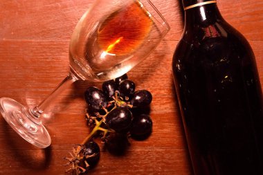 Tahta masada bir kadeh şarap.