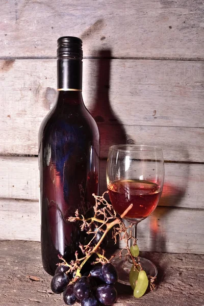 Tahta masada bir kadeh şarap.