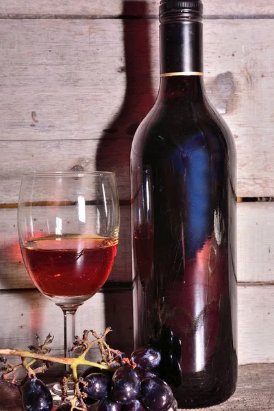 Tahta masada bir kadeh şarap.