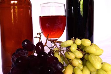 Beyaz arka planda bir bardak şarap.