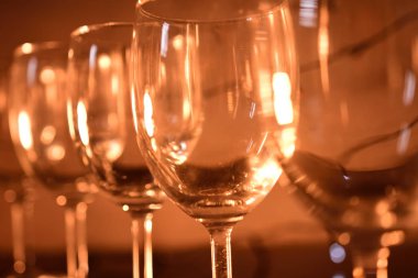 Tablo boş şarap kadehi