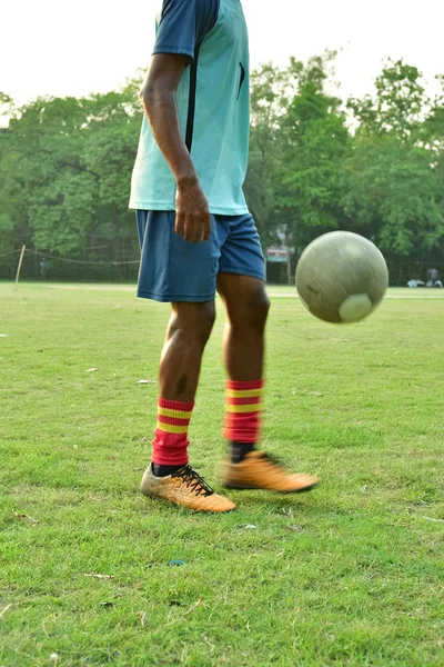 Boy Het Beoefenen Van Voetbal Jongleren — Stockfoto