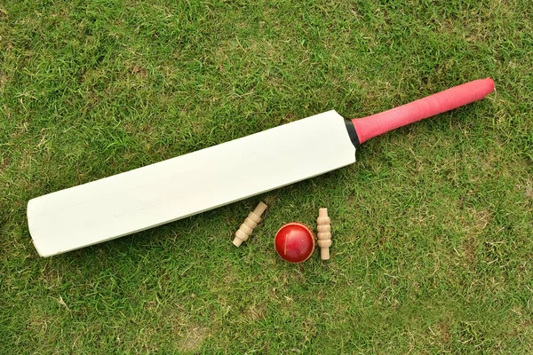 Bate y pelota de cricket — Foto de Stock
