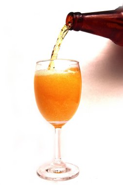 Bardağa şarap dök. 