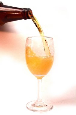 Bardağa şarap dök. 