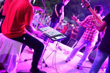 Elektrikli davul pad oynayan genç adam