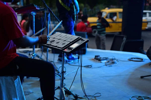 Tocando bateria elétrica pad — Fotografia de Stock