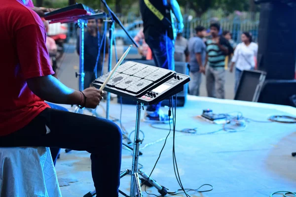 Jovem Tocando Bateria Elétrica — Fotografia de Stock