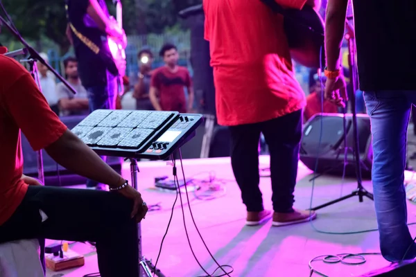 Jovem Tocando Bateria Elétrica — Fotografia de Stock