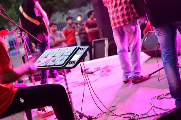 Jovem Tocando Bateria Elétrica — Fotografia de Stock