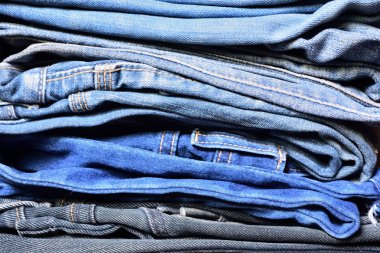 Mavi kot jeans yığını
